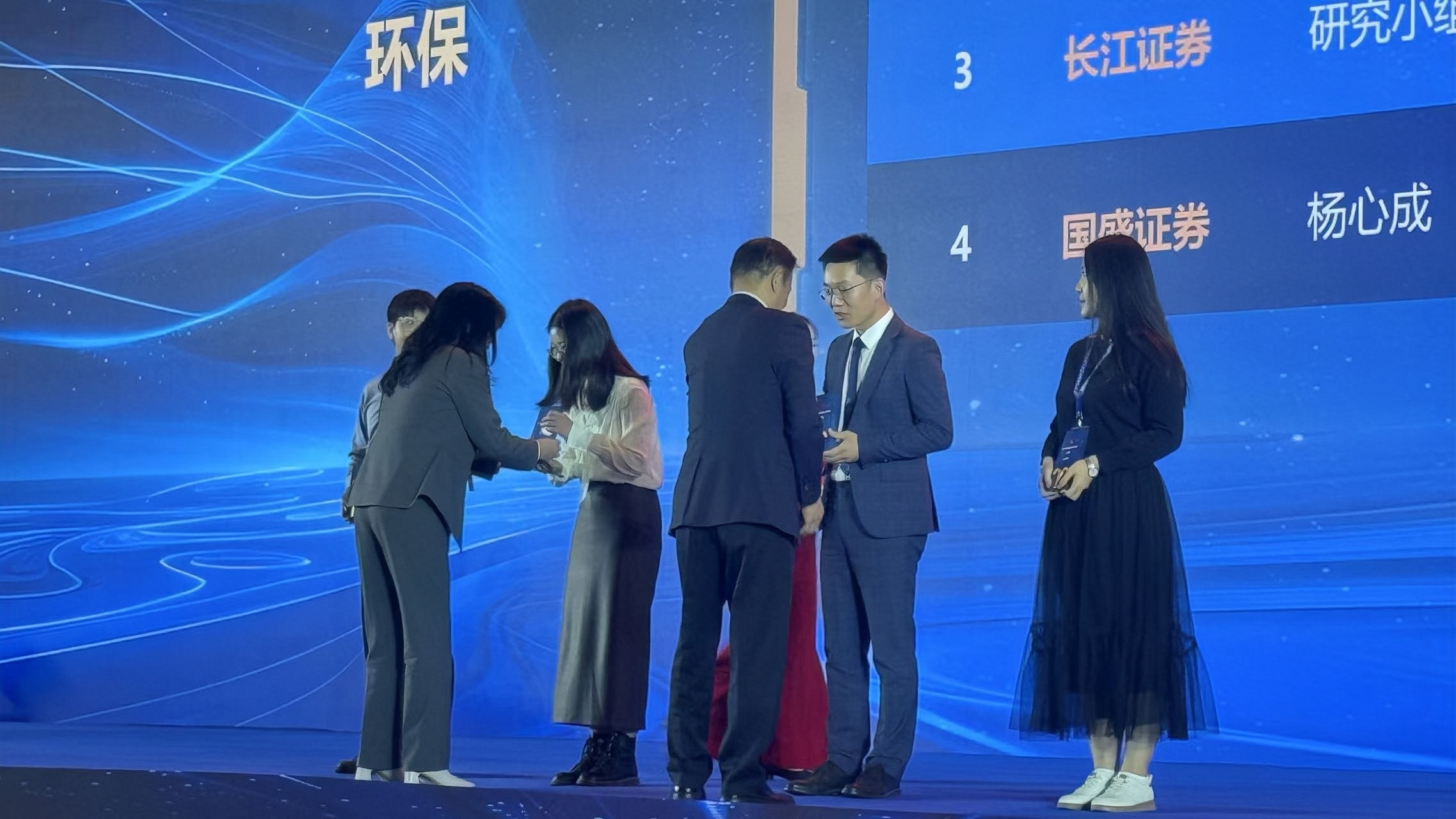 倍头条 | 尊龙凯z6mg官网董事长权秋红受邀出席2024证券时报·新财产杂志剖析师年会颁奖礼 