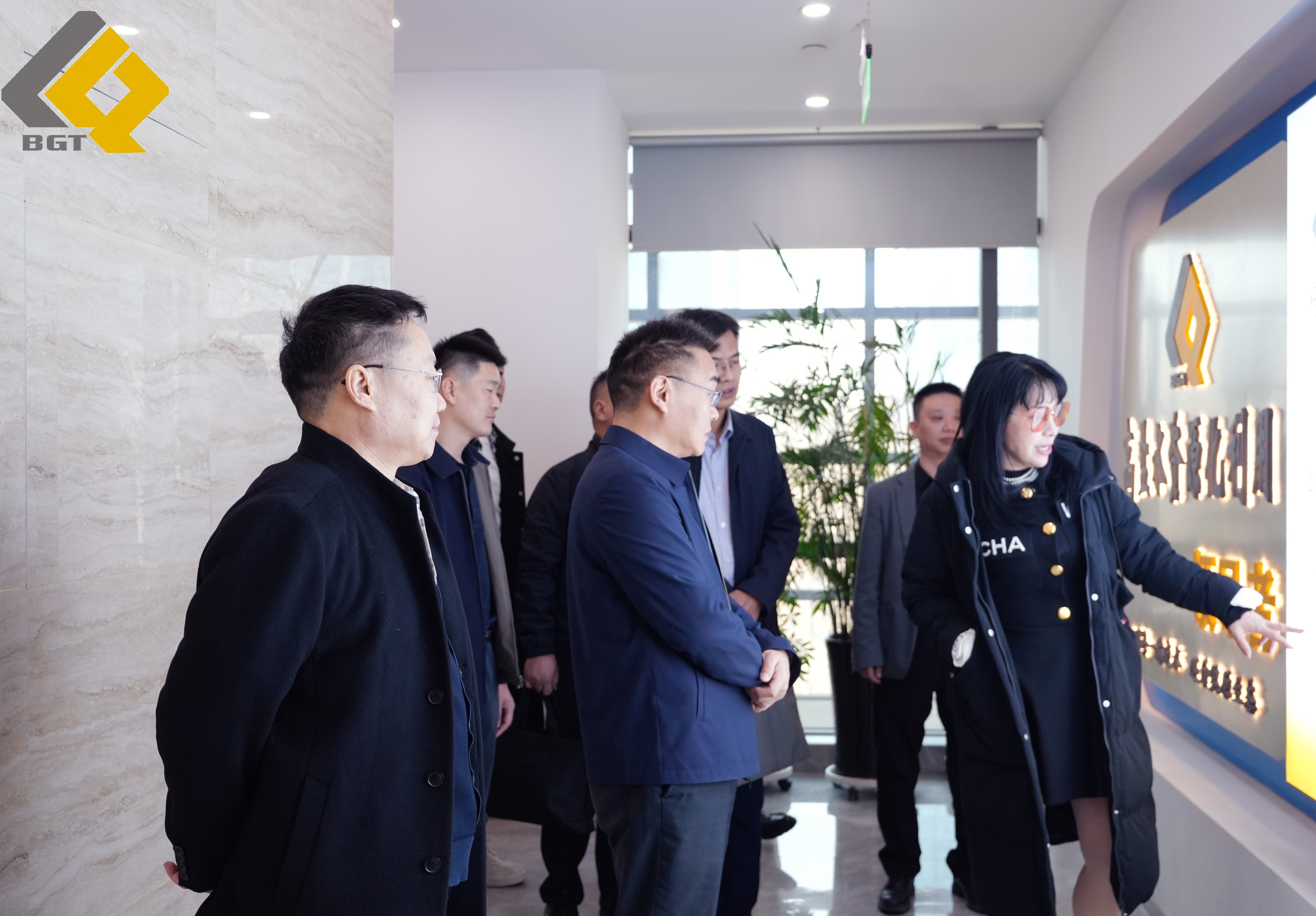 倍头条 | 和田地区行政公署回访尊龙凯z6mg官网 起劲推进战略相助